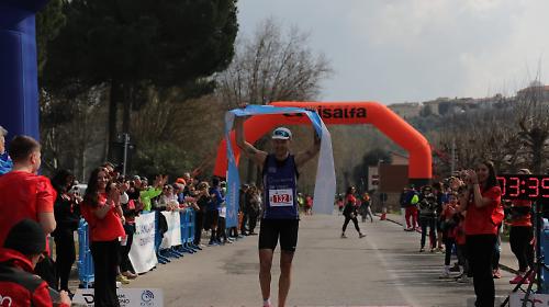 Partecipazione record alla Strasimeno. Ultramaratona (58 km) vinta da David Colgan e Federica Moroni