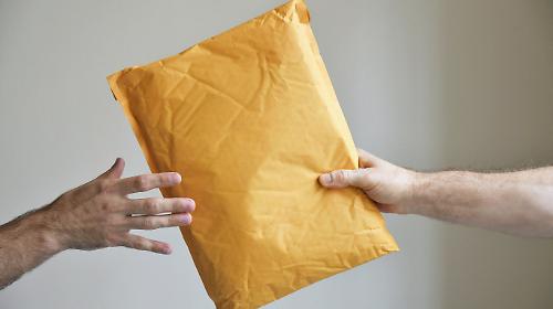 Ritira un pacco dal corriere, dentro c&rsquo;era quasi mezzo chilo di hashish: arrestato 21enne