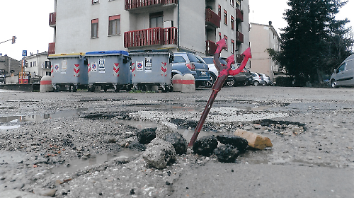 Massacrati dalle buche, il conto miliardario dell'asfalto rotto: incidenti e danni spesso causati dalla scarsa manutenzione