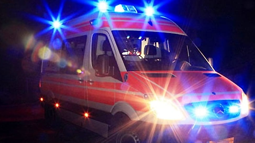 Scende dall'auto per far fare pip&igrave; al cane e viene travolta e uccisa sul colpo: 38enne indagato per omicidio stradale