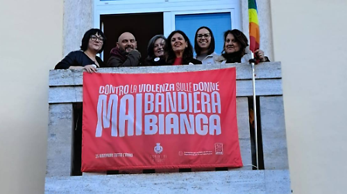 Il Comune di Piegaro non alza bandiera bianca: in municipio sventola la rossa-arancione contro la violenza sulle donne