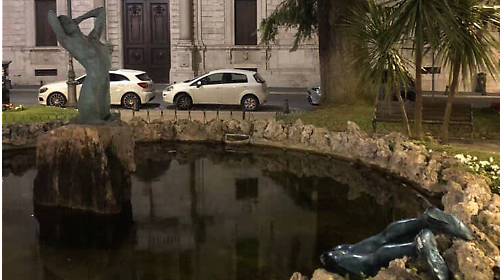 Perugia si risveglia con una nuova statua: in piazza Italia spunta All'amore non si resiste di Hxoro. "Riscopriamo l'ovvio con occhi nuovi"