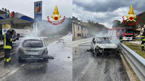 Auto in fiamme sulla Flaminia tra Spoleto e Terni: strada chiusa per quasi un'ora