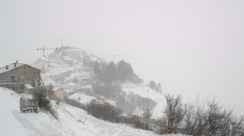 Tormenta di neve a Castelluccio di Norcia: raffiche di vento fino a 100 km/h. Le immagini del paese e del monte Vettore