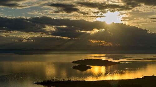 Viandante del Cielo: dove il lago Trasimeno sussurra l'anima del vino