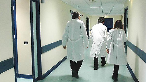 Infezione dopo l'artroprotesi: tre medici risarciscono l'ospedale