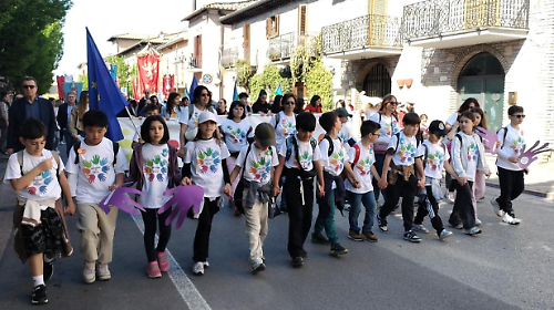 Studenti in marcia per la pace ad Assisi. E intanto il sindaco propone di creare un gruppo di "ambasciatori" che camminino insieme sui passi di San Francesco