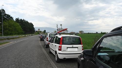 Caos parcheggi selvaggi all'aeroporto, auto lasciate lungo la strada