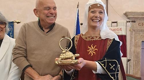 Giovanni Raspini firma "l'anello d'argento" in palio per la 58esima edizione della Corsa all'Anello