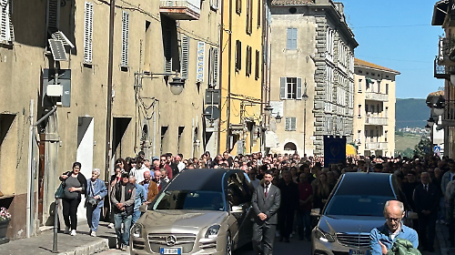 Magione piange Giacomo e Francesco Fierloni: in migliaia ai funerali dei due gemelli. L'arcivescovo Maffeis: "Distrutti i progetti pi&ugrave; belli e giusti di due ragazzi"
