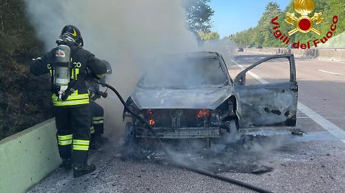 Acquasparta, auto alimentata a gpl in fiamme lungo la superstrada E45