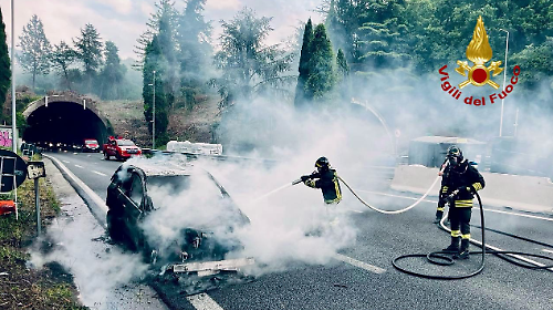 Auto in fiamme lungo il raccordo Perugia-Bettolle. VIDEO