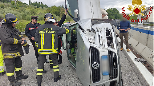 Auto si ribalta lungo il raccordo Terni-Orte: interviene l'elisoccorso