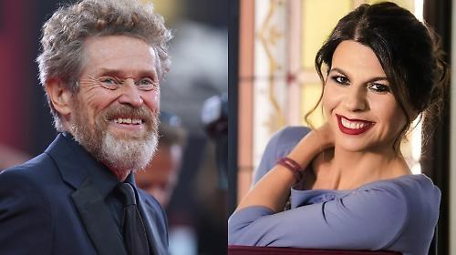Willem Dafoe super ospite di Geppi Cucciari a Splendida Cornice: tutti gli ospiti della puntata