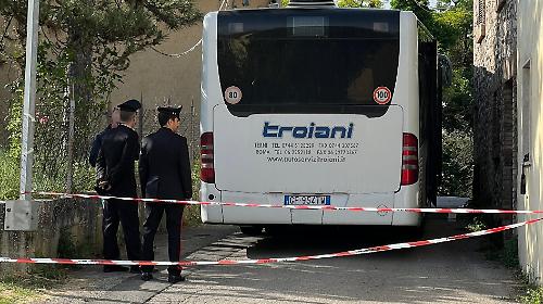 Stroncone, colpisce la moglie a martellate sul bus: diramata a livello nazionale la caccia all'uomo