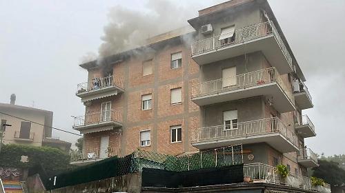 Cortocircuito innesca un incendio in un appartamento a Case Bruciate: famiglia evacuata