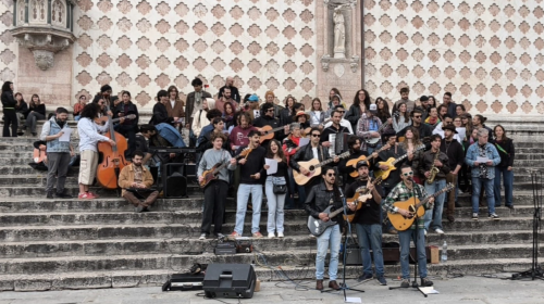 Flashmob contro la chiusura dei locali in centro: la protesta dei musicisti perugini sulle note dei Clash