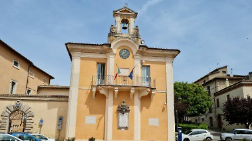 Comune, vietati i regali costosi e attenzione anche ai social: il codice di comportamento rivolto ai dipendenti