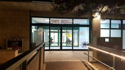 D&agrave; in escandescenze al pronto soccorso e tira un pugno al vigilante: scatta la denuncia