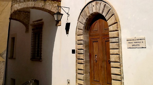 Botte, minacce e un gatto ucciso: 18enne ai domiciliari per le violenze sulla fidanzatina di 15 anni