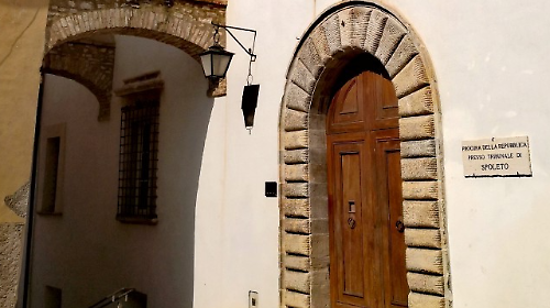 Accoltell&ograve; 39enne in strada a Foligno, contestato il tentato omicidio all'ex dirigente del Comune