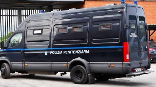 Carcere di Terni, detenuto tenta il suicidio: agenti evitano la tragedia