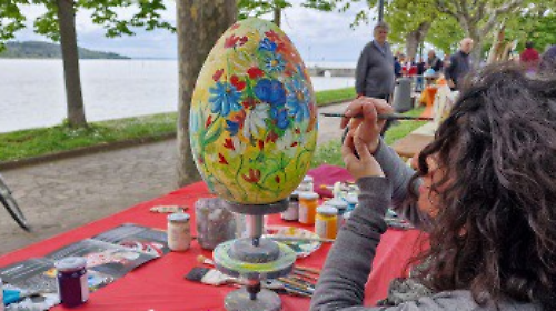 Il lungolago di San Feliciano diventa una galleria d'arte a cielo aperto con Uova d'artista