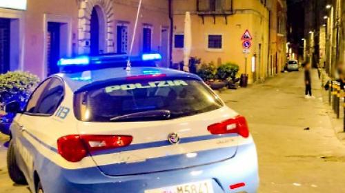 Le strappano la borsa di dosso mentre camminava per strada