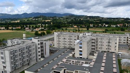 Spoleto, detenuto lancia un monitor contro un ispettore e lo ferisce al volto