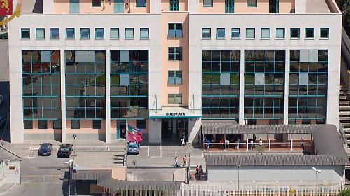 Distrugge braccialetto elettronico e minaccia gli agenti: denunciato dalla Polizia di Stato