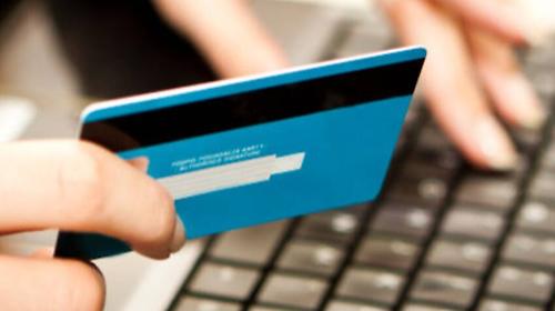 Acquista online un motore per veicolo a 900 euro ma era una truffa: denunciate tre persone