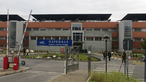 Bimbo di due anni rimane chiuso nell'auto della nonna: salvato da quattro operatori dell'ospedale di Branca