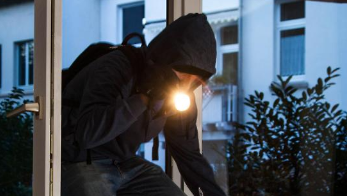 Doppio colpo nella villetta: ladri acrobati svaligiano 2 abitazioni in pieno giorno