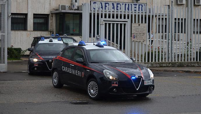 Terni, in cerchio in 20 filmano le botte tra due ragazzine. Indagini in corso