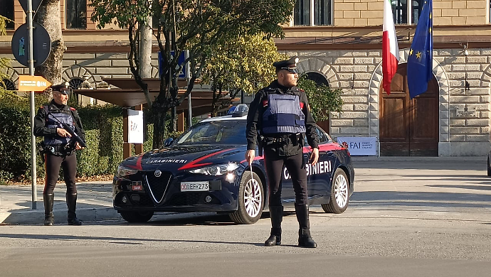 Un'altra rapina in farmacia: caccia al bandito armato di formici