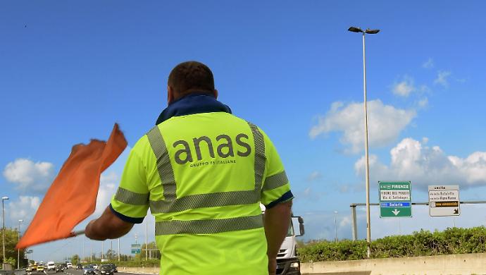 Incidente lungo la E45, coinvolte quattro auto e un camion: traffico bloccato