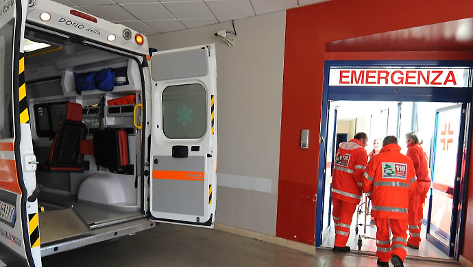 Partorisce in auto aiutata al telefono dalla centrale del 118