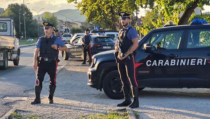Sorpreso mentre cedeva droga, aveva in casa 21mila euro in contanti: arrestato 33enne