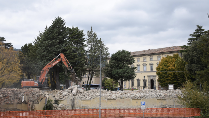Demolita l'ultima parete dell’ex scuola Garibaldi: al suo posto un parcheggio da 93 posti
