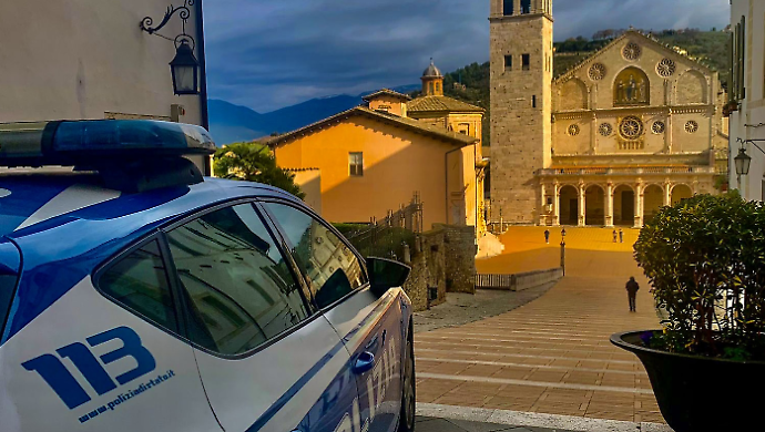 Forza l'ingresso di una ditta indossando un passamontagna: arrestato 44enne per furto aggravato