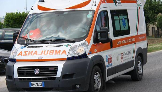 Uomo di 60 anni trovato senza vita in auto: si indaga sulle cause del decesso