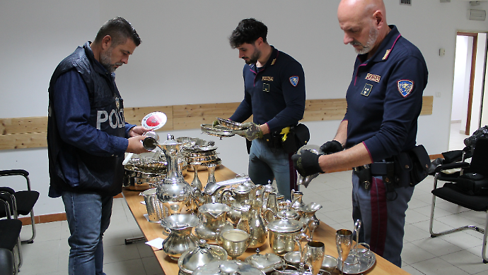 Viaggiavano in autostrada con 50 chili di argenteria rubata: denunciati due uomini
