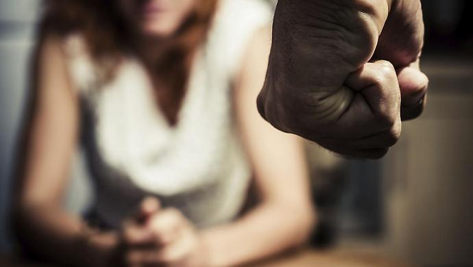 La prende a bastonate, le rompe il braccio: marito alla sbarra chiede lo sconto di pena