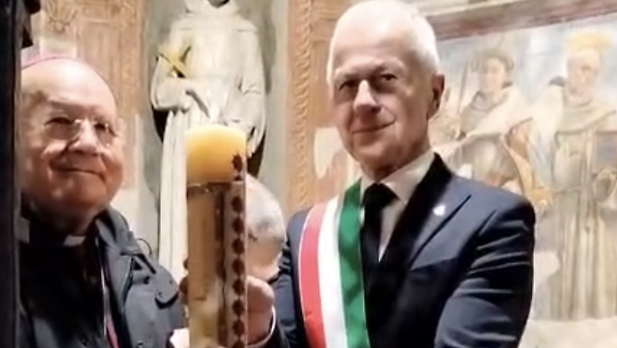 Al via le celebrazioni per il grande Giubileo del Transito di Francesco: il vescovo Sorrentino e il sindaco Stoppini accendono il cero pasquale.&nbsp;Video
