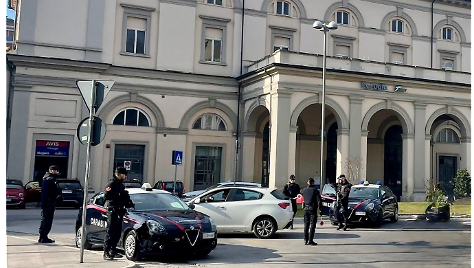 Viola il divieto di rientro nel territorio nazionale e gira con uno spray al peperoncino. Scatta l'arresto per un 30enne tunisino