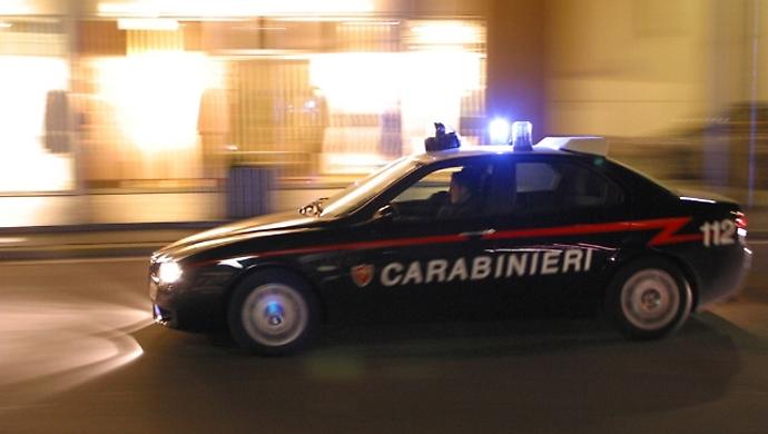 Investono un uomo nella fuga in auto dopo una maxi rissa a Sant'Andrea delle Fratte: due arresti. C'&egrave; un ricercato