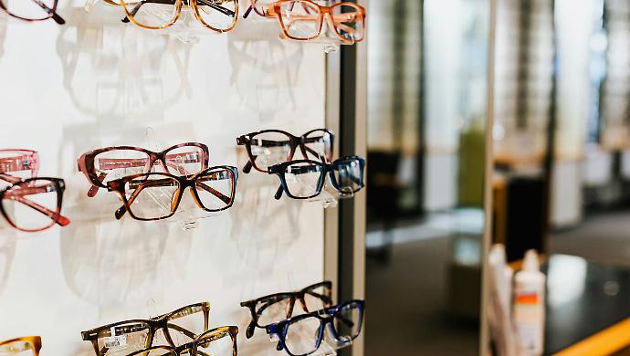 Rubano quattro paia di occhiali ma vengono fermati nei bagni del centro commerciale. Scatta l'arresto