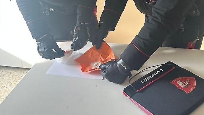 Fermato durante un controllo, viene sorpreso con cocaina: arrestato 24enne