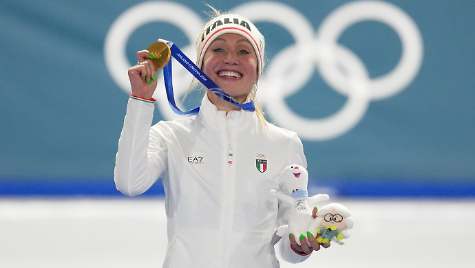 Medaglia d'oro per Francesca Lollobrigida a Milano-Cortina: l'azzurra scrive la storia nei 3000 metri di pattinaggio velocit&agrave;
