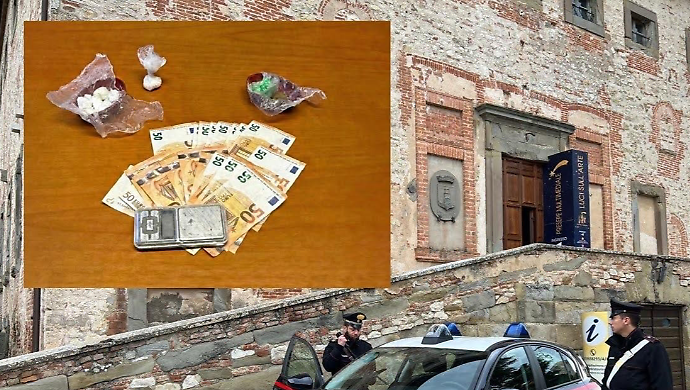 Sorpreso in casa con cocaina, hashish e 1500 euro in contanti: arrestato 57enne